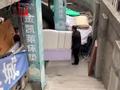 女司机一时疏忽 撞破护栏冲向地下一层的家具店