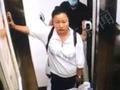 电瓶车要进电梯 湖北一女子霸气堵门阻拦