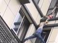 小区4层住户家中着火 底商老板徒手爬上3楼接下被困孩子