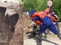黑龙江一公路桥头被洪水冲毁 消防正在全力抢修
