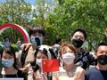 中国留学生自发到东京赛场外为中国队加油