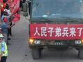 这一幕太好哭!老百姓夹道送别抗洪子弟兵