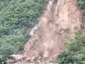 云南玉溪山体滑坡:巨石从山腰翻滚砸落 公路被砸出裂缝