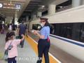 火车上的千姿百态!列车员拍3万照片记录旅客平凡细节
