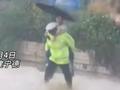 台风来袭暴雨成河 交警背起过路行人“过河”