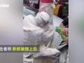 新郎被捆杆子上倒面粉可乐!目击者:还被灭火器喷很低俗