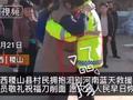 山西稷山村民拥抱泪别河南蓝天救援队,队员敬礼祝福刀削面