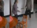 男子突然闯进老人家,掐脖殴打致其惨叫后淡定离开现场,警方回应