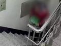 女子称因坚持送货上楼遭快递员“报复”:他在门口使劲儿摇晃雪碧箱!