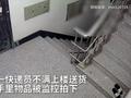 辽宁一快递员被指不满送货上楼 不停摇晃手里物品被监控全程拍下