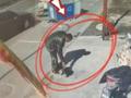 男子盯上他人宠物狗 光天化日揣怀里偷走