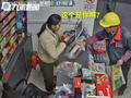 农民工大叔不慎掉落十块钱,老板娘为此等一个月后归还