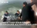 3名民警跳冰水托举轻生女子