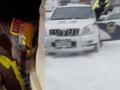 民警海拔4292米顶风雪执勤对话被困者:我们是来救你们的,快上车!