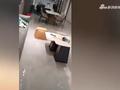 辛苦装修6个月的新房 因安装工操作失误全屋浸满水 女子失声痛哭