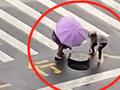 井盖被暴雨冲走70岁阿姨奋力搬回:附近是学校,担心小孩坠井