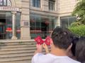 疫情下北京朝阳520领证现场:少数新人拍照留念 持48小时内核酸证明