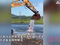 辽宁一男子用挖掘机洗澡,硬核冲凉看呆旁人