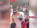 38岁母亲再嫁,40岁新郎抱不动,14岁儿子急地抱母亲出嫁