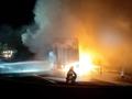 货车在高速公路上突发自燃烧成空壳,9吨蔬菜被烧毁