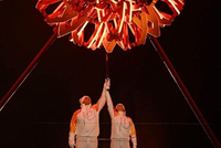 2026年冬奥会米兰和科尔蒂纳的两座火炬台同时点燃 米兰冬奥会拉开大幕