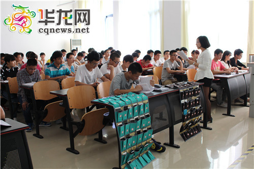 学生上课，手机休息