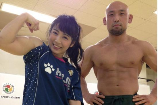 粗壮结实的手臂。