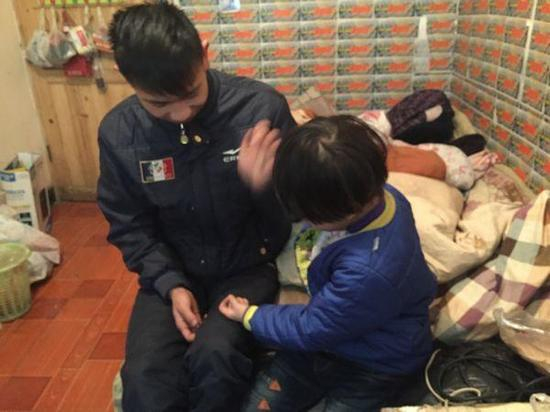 王亮在陪妹妹玩耍。上游新闻记者 张曼双 摄