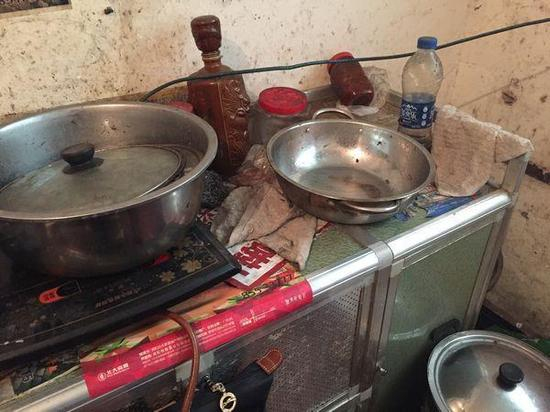 　　做饭的地方，仅有一包盐、一罐用了大半的辣椒酱，以及用塑料瓶装着的小半瓶酱油。上游新闻记者 张曼双 摄