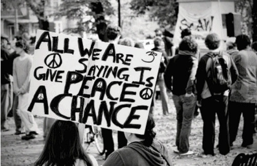 反战游行中的标语：我们说给和平一个机会