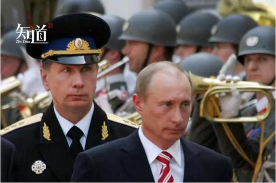 资料图：普京（前）与佐洛托夫（后）。