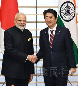 图为日本首相安倍晋三与印度总理莫迪（左）11月11日下午在会谈前握手。摄于首相官邸。（共同社）