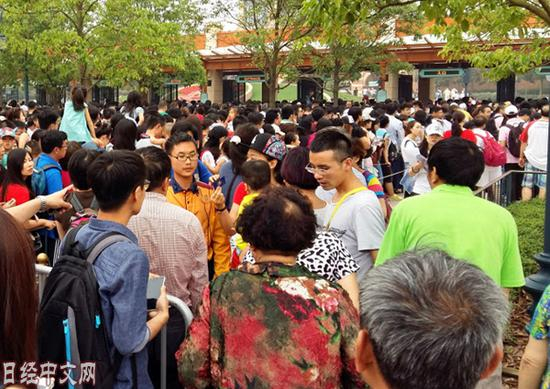 刚开业时上海迪士尼检票口到处都人满为患（6月16日）