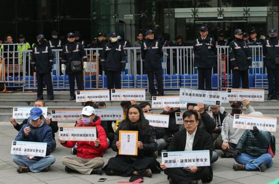 多名Uber司机在台湾交通部前面静坐，希望政府能正视台湾共享经济的需求。