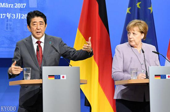 　　结束首脑会谈后、与德国总理默克尔（右）举行记者会的日本首相安倍晋三（20日，德国汉诺威，kyodo）