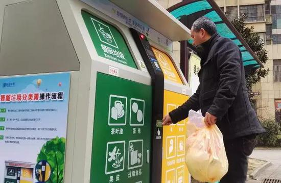 安徽合肥市，居民正在尝试使用智能垃圾分类设备。