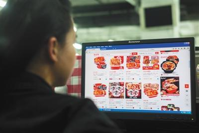 方便火锅市场目前有数百家品牌，线上为主要销售渠道。新京报记者 王子诚 摄