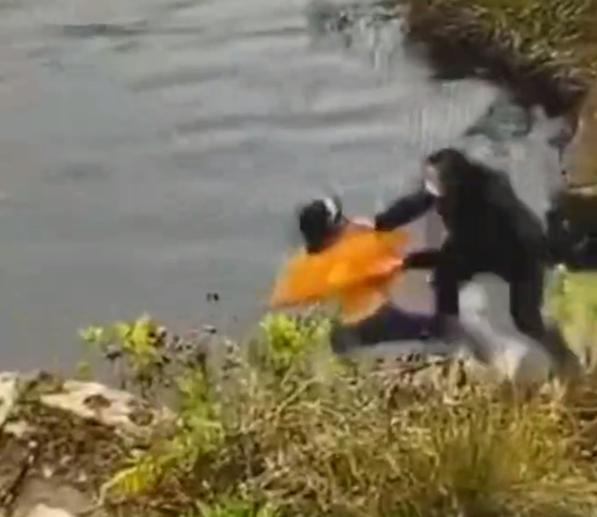 监控拍下推人落水一幕