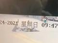 破损路面被搅拌车压出大坑 后车司机未注意直接坠入被甩飞