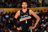 东詹里缺阵残阵湖人28分惨败马刺！文班三节40+12 卡斯尔伤退