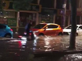 湖北荆州强降雨一学校宿舍遭积水倒灌 当地通告：停工、停产、停业、停运...