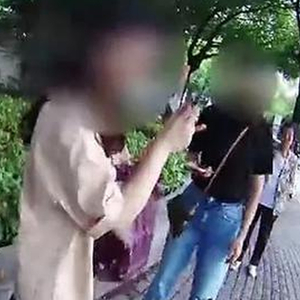 女子横穿马路被拦对民警喊"想在大街强奸我吗"_手机新浪网