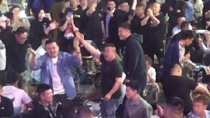 男子淄博烧烤摊醉酒闹事被秒带走