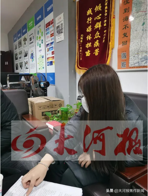 ▲佳佳在父亲陪同下，接受顶端新闻·大河报记者采访。