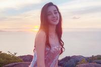 迪丽热巴穿性感低胸亮片裙眺望大海 上围丰满化身人鱼公主
