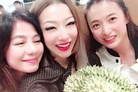 郑秀文庆生钟楚红谭咏麟道贺 豪门阔太甘比面色红润笑容甜