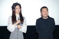 破次元壁!杨超越为《江湖儿女》造势合影贾樟柯