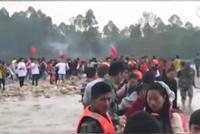 水电站泄洪河水猛涨 消防员连牵带背救下884名师生