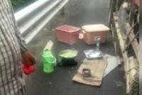 司机高速上烧菜被查:老婆喊饿所以停车做饭