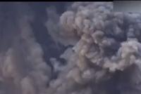 印尼火山喷发瞬间 “熔岩球”翻滚而下